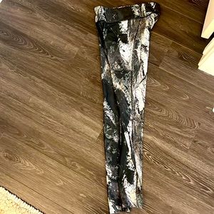 Under Armour Compression, heat gear leggings, like new!